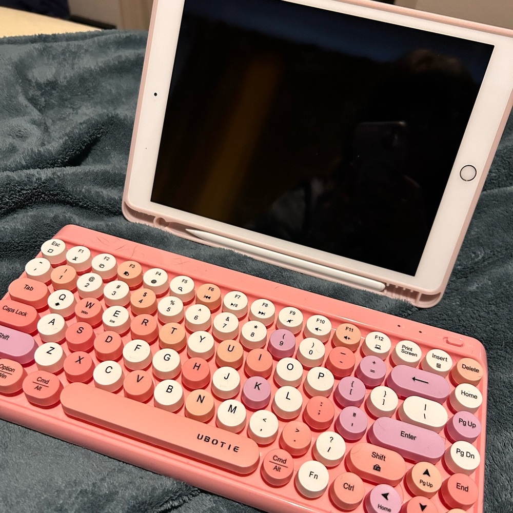 iPad (10.2 inch, 32GB) with keyboard & case